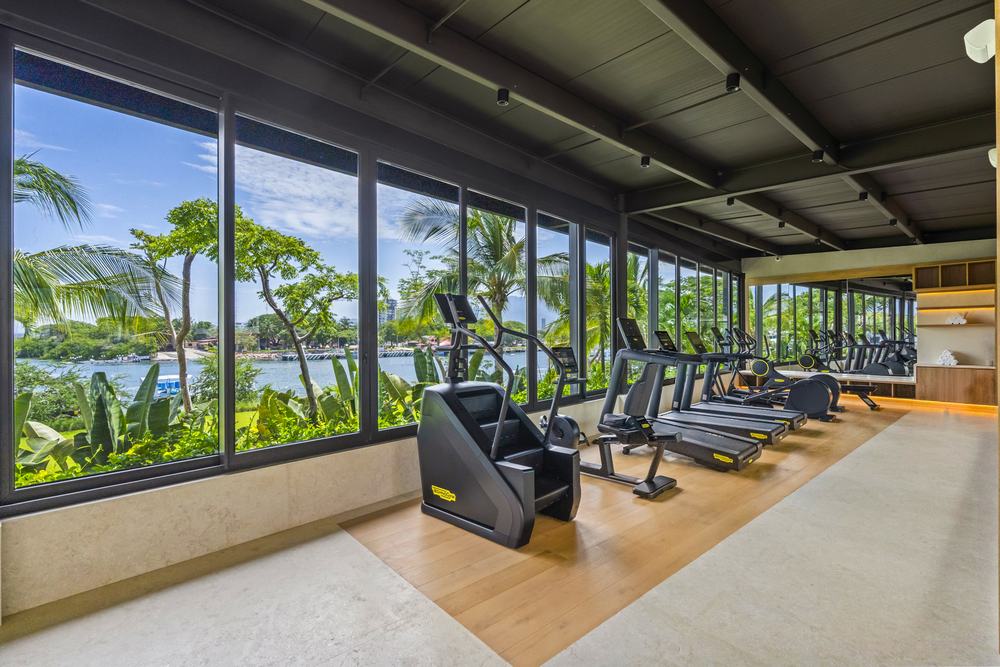 Gimnasio con ventanales al jardín