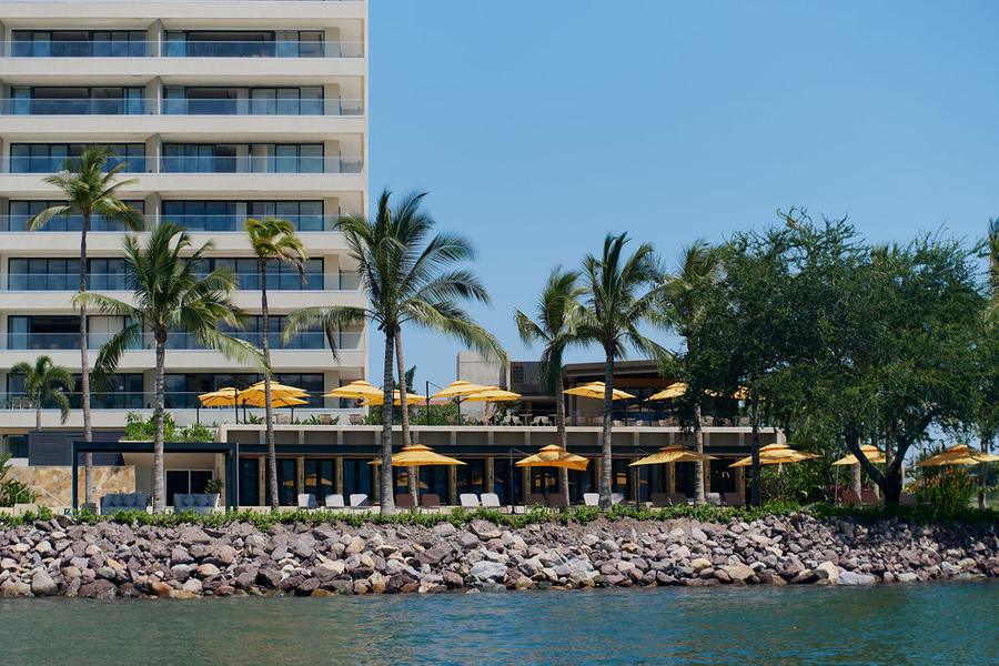 Restaurante del desarrollo visto desde el agua